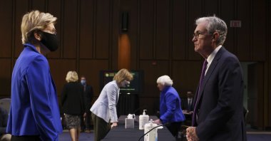 U.S. Sen. Elizabeth Warren (L) talks to Federal Reserve (Fed) Chairman Jerome Powell during a hearing by the Senate Banking Committee at the Hart Senate Office Building, Washington, D.C., U.S., Sept. 28, 2021. (AFP Photo)