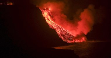 Lava flow from the Cumbre Vieja volcanic eruption in La Palma reaching the sea tonight in an area of cliffs next to Tazacortes coast in La Palma, Canary Islands, Sept. 28, 2021. (EPA Photo)