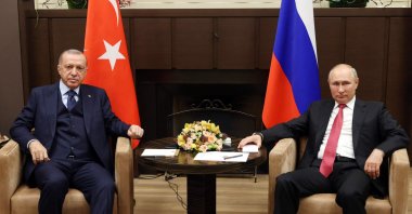 Turkish President Recep Tayyip Erdoğan (L) and Russian President Vladimir Putin pose ahead of their meeting in Sochi, Russia, Sept. 29, 2021. (AFP Photo)