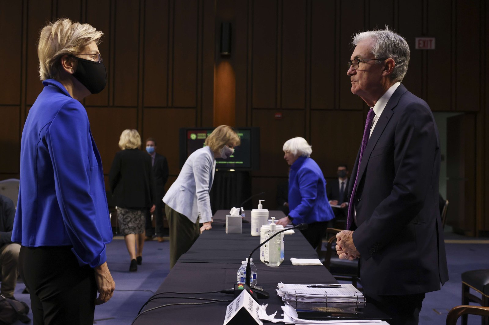 U.S. Sen. Elizabeth Warren (L) talks to Federal Reserve (Fed) Chairman Jerome Powell during a hearing by the Senate Banking Committee at the Hart Senate Office Building, Washington, D.C., U.S., Sept. 28, 2021. (AFP Photo)