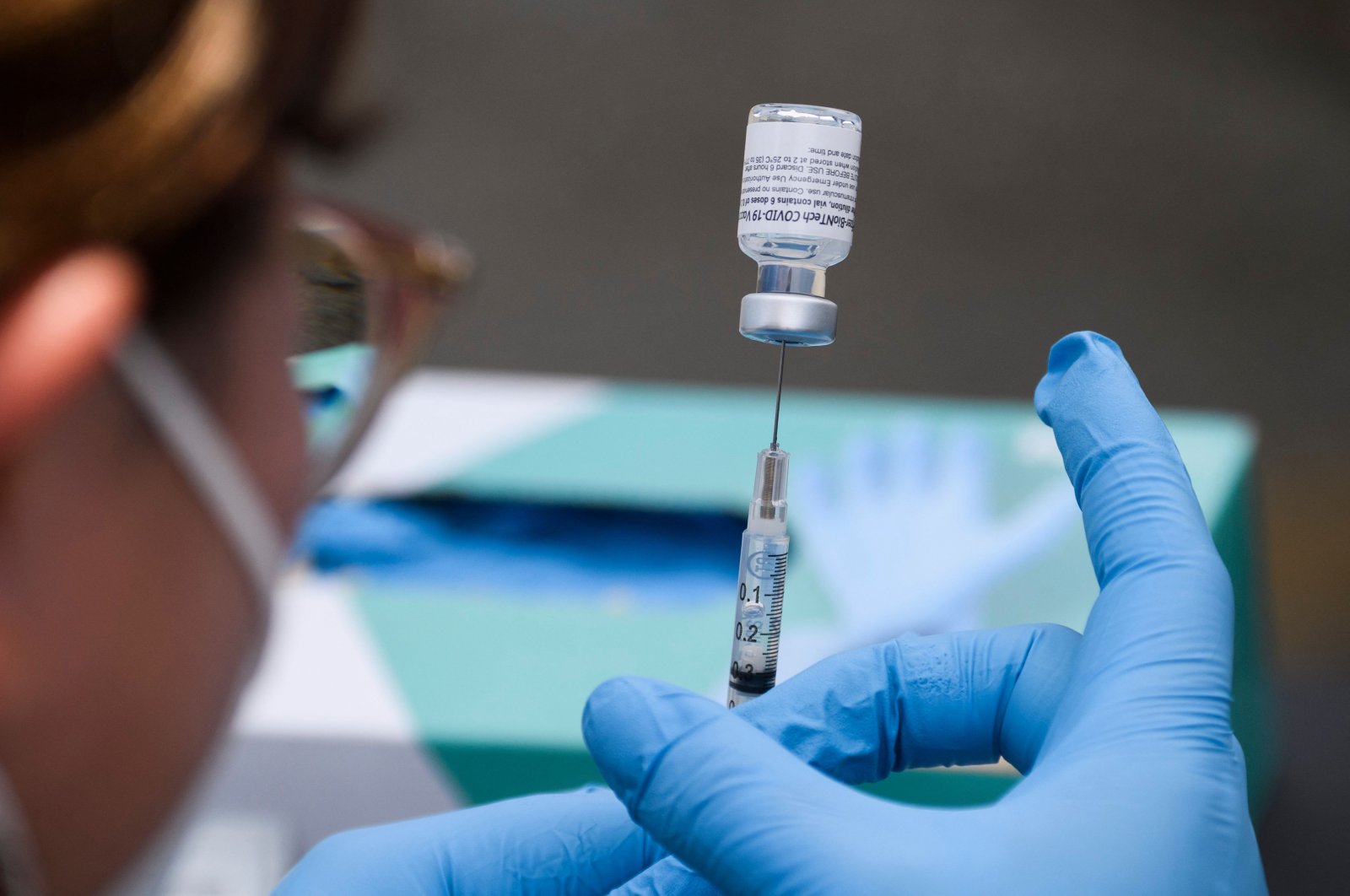 A syringe is filled with a first dose of the Pfizer Covid-19 vaccine at a mobile vaccination clinic during a back to school event offering school supplies, COVID-19 vaccinations, face masks and other resources for children and their families at the Weingart East Los Angeles YMCA in Los Angeles, California on Aug. 7, 2021. (AFP Photo)