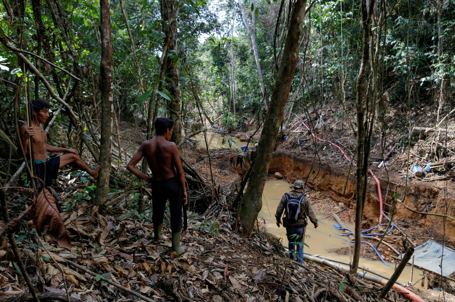 Yanomami Indians follow agents of Brazil's environmental agency in a gold mine during an operation against illegal gold mining on Indigenous land, in the heart of the Amazon rainforest, in Roraima state, Brazil, April 17, 2016. (Reuters Photo)