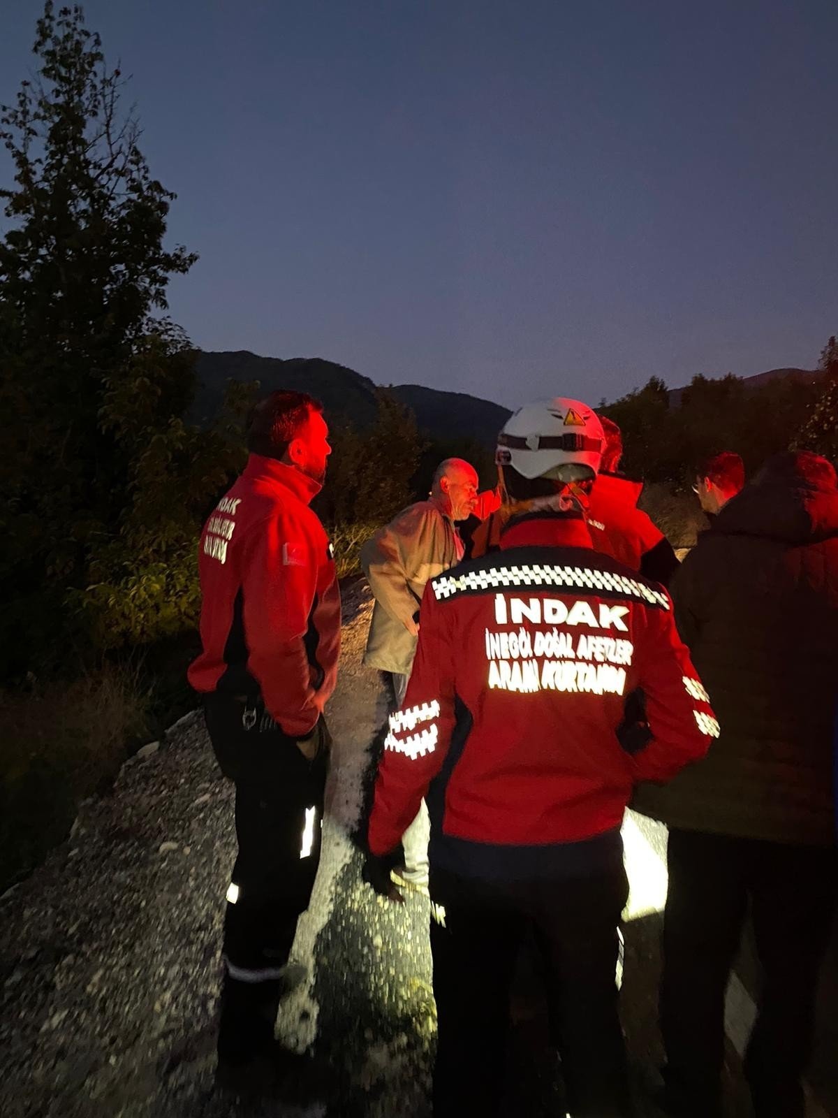Beyhan Mutlu (C) and rescuers are seen in this photo, Bursa, Turkey, Sept. 28, 2021 (DHA Photo) 