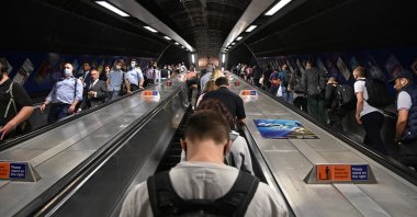 Workers travel through London Bridge rail and underground station during the morning rush hour in London, Britain, Sept. 8, 2021. (Reuters Photo)