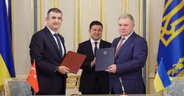 Baykar's General Manager Haluk Bayraktar (L), Ukraine's President Volodymyr Zelenskyy (C) and Ukrainian Defense Minister Andriy Taran after signing a memorandum to establish joint training and maintenance centers for Turkish armed drones, in Kyiv, Ukraine, Sept. 29, 2021. (AA Photo)