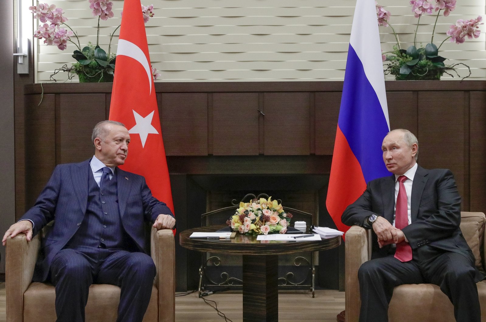 President Recep Tayyip Erdoğan (L) and Russian President Vladimir Putin speak during their meeting in the Black Sea resort of Sochi, Russia, Sept. 29, 2021. (AP Photo)