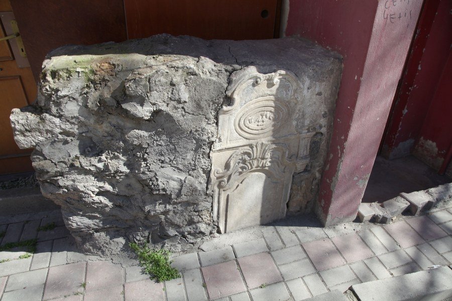 A photo of the remains of the fountain on Silahtarbahçe street in the Murat Reis neighborhood of Üsküdar, Istanbul, Turkey.