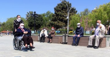 Elderly people spend time at a park during a brief exemption from curfews in Sinop, northern Turkey, May 16, 2020. (AA PHOTO)