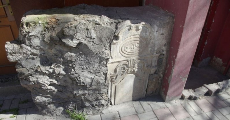 A photo of the remains of the fountain on Silahtarbahçe street in the Murat Reis neighborhood of Üsküdar, Istanbul, Turkey.