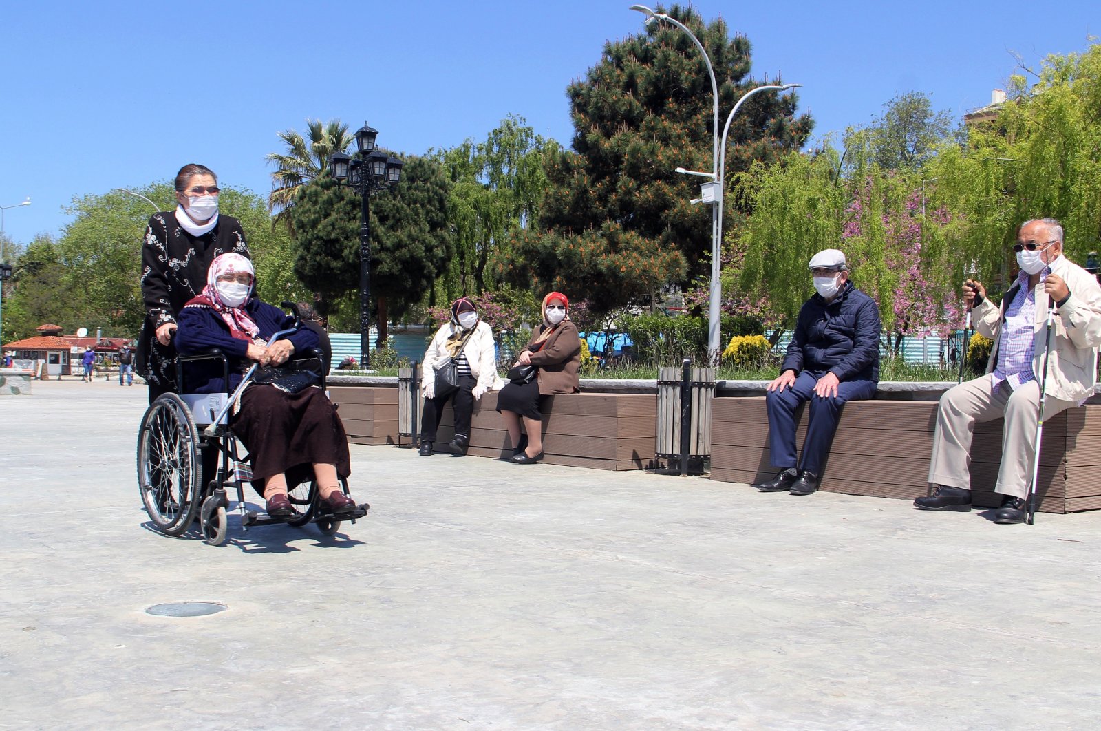 Elderly people spend time at a park during a brief exemption from curfews in Sinop, northern Turkey, May 16, 2020. (AA PHOTO)