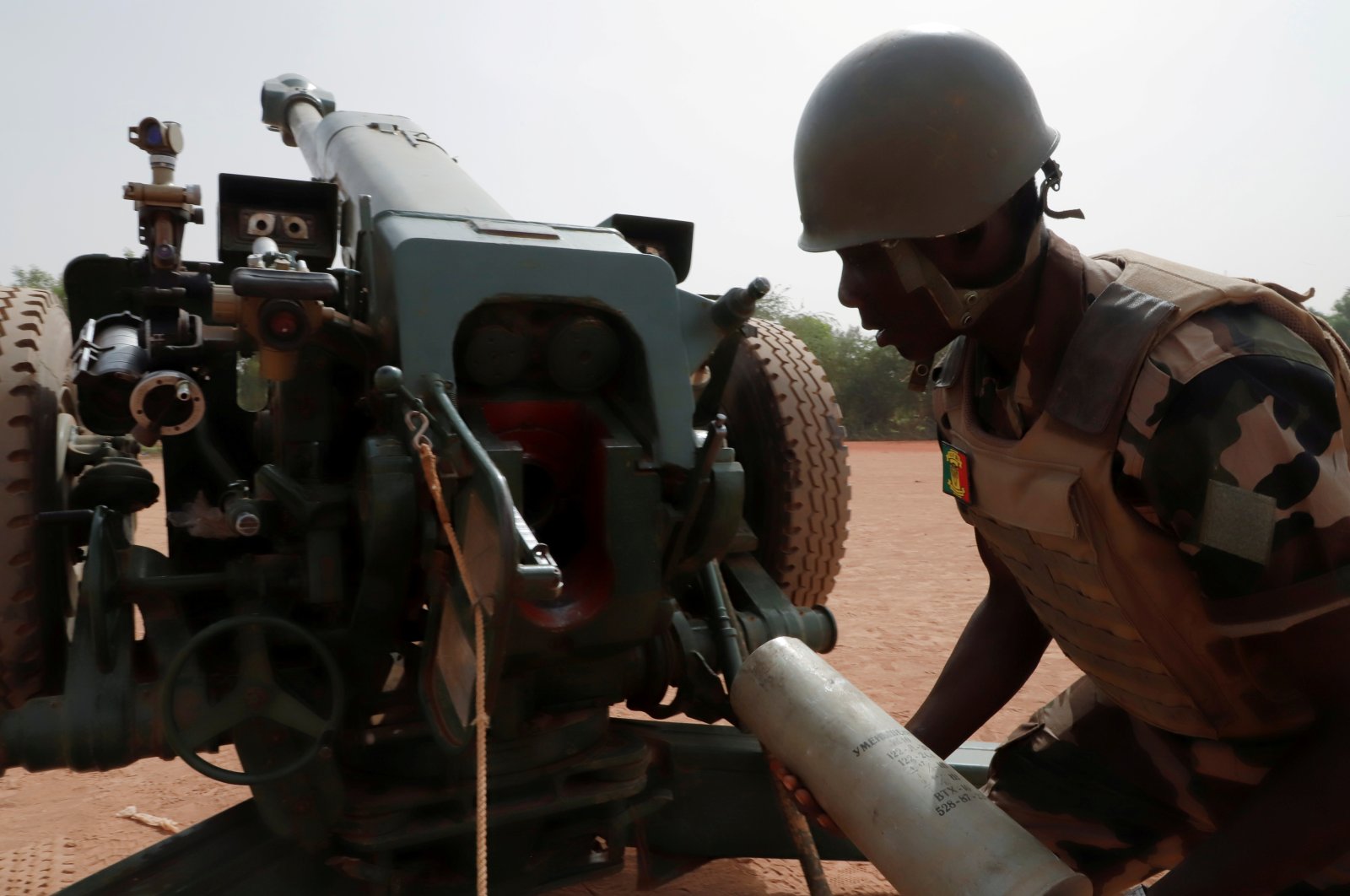 A Malian soldier of the 614th Artillery Battery is pictured during a training session on a D-30 howitzer with the European Union Training Mission (EUTM), in the camp of Sevare, Mopti region, Mali, March 23, 2021. (Reuters Photo)