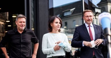 Christian Lindner, lead candidate of the German Free Democrats (FDP) (R), Green party (Die Gruenen) co-chairperson Annalena Baerbock (C) and Green party (Die Gruenen) co-chairperson Robert Habeck are seen after exploratory talks in Berlin, Germany, Oct. 1, 2021. (EPA Photo)