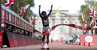 Kenya's Joyciline Jepkosgei celebrates winning the elite women's race in the 2021 London Marathon, London, England, Oct. 3, 2021. (Reuters Photo)