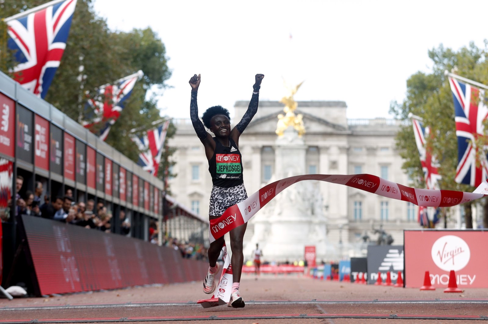 Kenya's Joyciline Jepkosgei celebrates winning the elite women's race in the 2021 London Marathon, London, England, Oct. 3, 2021. (Reuters Photo)