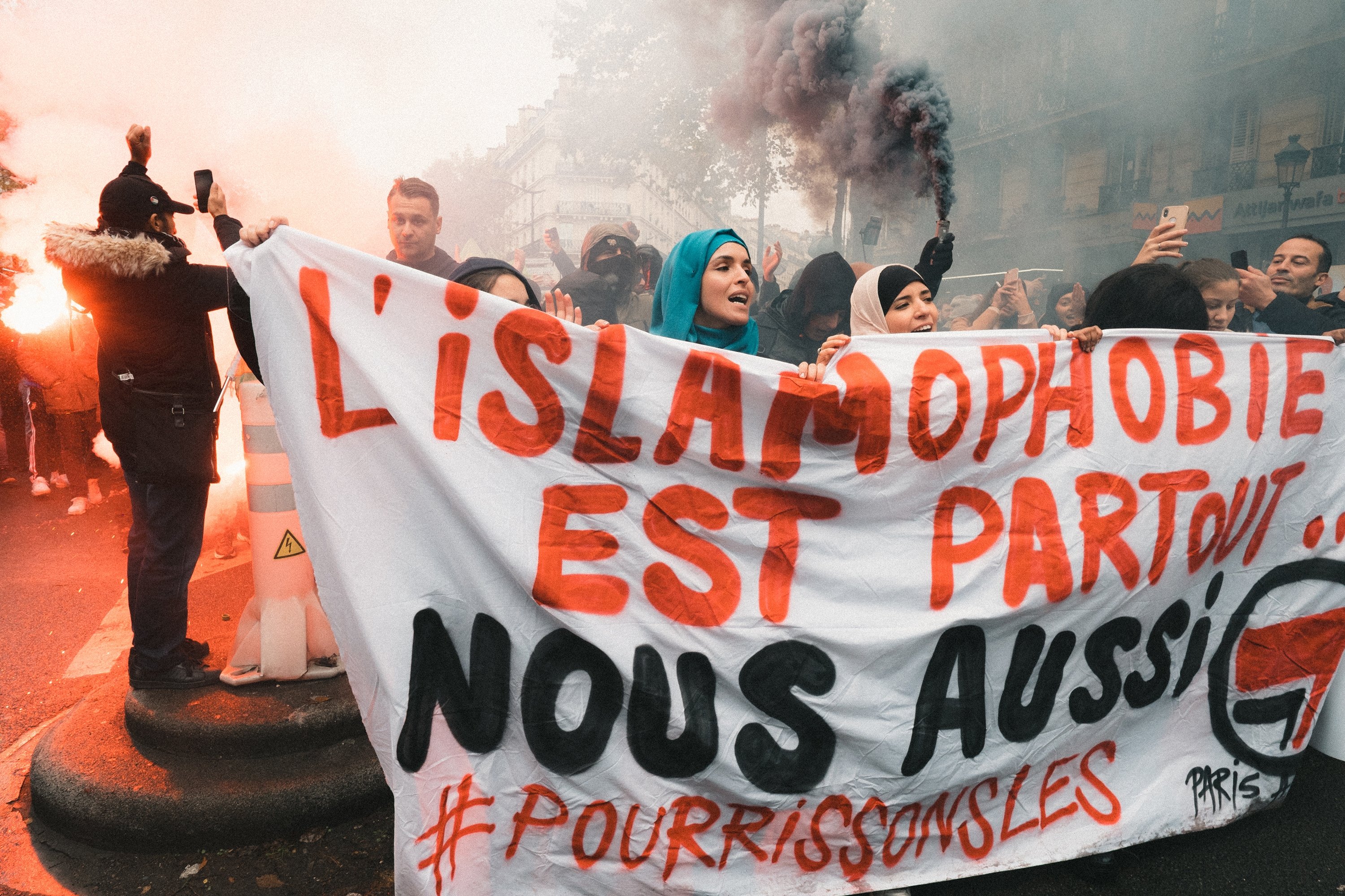 Des gens scandent des slogans et brandissent des pancartes alors qu'ils participent à une marche de manifestation devant la gare du Nord, à Paris, France, le 10 novembre 2019, pour protester contre l'islamophobie, à l'appel de plusieurs militants et collectifs antiracistes.  (Photo Getty Images)