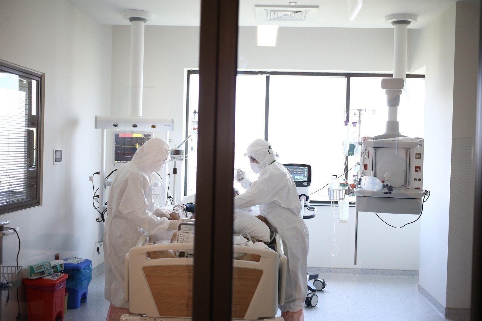 Health care staff attend a COVID-19 patient at a hospital in Bursa, northwestern Turkey, Oct. 2, 2021. (IHA Photo)