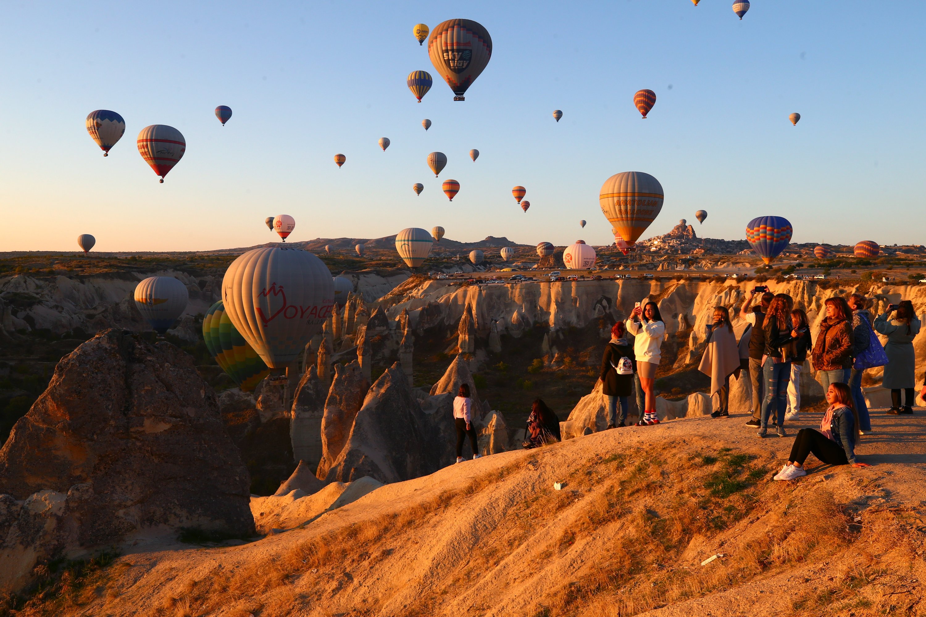 De schuld geven beoefenaar levering Tourists flock to Turkey's Cappadocia as balloons take flight | Daily Sabah