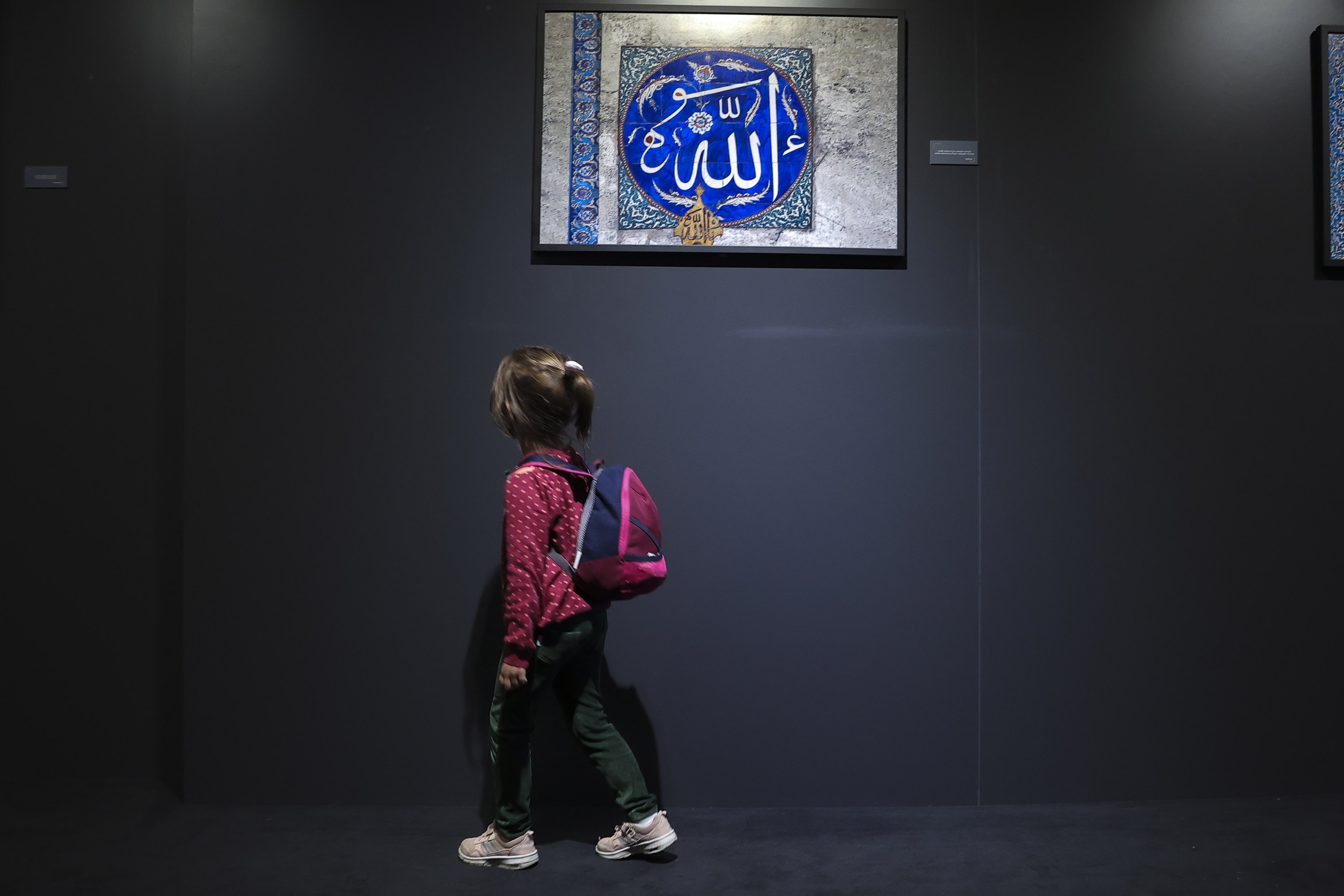 A little girl passes by a photo by Izzet Keribar in the exhibition “Heritage: Ottoman Architecture and Tile Art in Istanbul,” Museum of Turkish and Islamic Arts, Istanbul, Turkey, Oct. 2, 2021. (AA Photo)