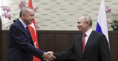 President Recep Tayyip Erdoğan (L) and Russian President Vladimir Putin shake hands during their meeting in the Bocharov Ruchei residence in the Black Sea resort of Sochi, Russia, Sept. 29, 2021. (AP Photo)