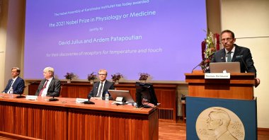 Thomas Perlmann (R), the secretary of the Nobel Committee, addresses a press conference to announce the winner of the 2021 Nobel Prize in Physiology or Medicine at the Karolinska Institute in Stockholm, Sweden, Oct. 4, 2021. (AFP Photo)