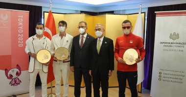 Youth and Sports Minister Mehmet Muharrem Kasapoğlu (C), Japanese Ambassador Suzuki Kazuhiro, and Olympic athletes Mete Gazoz, Ferhat Arıcan and Oğzu Akbulut are seen at the Japanese Embassy in Ankara, Turkey, Oct. 4, 2021 (AA Photo)