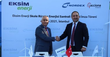 Officials from Eksim and Nordex shake hands during the agreement ceremony, Oct. 5, 2021. (İHA Photo)

