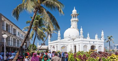People are seen in front of the Haji Ali Dargah, Feb. 27, 2014, Mumbai, India. (Shutterstock Photo)