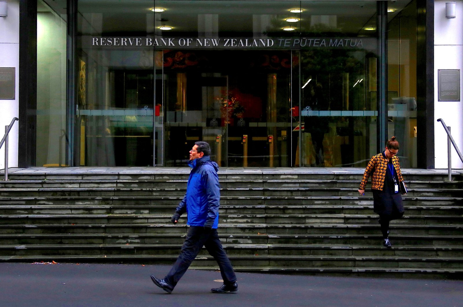 Pedestrians walk near the main entrance of the Reserve Bank of New Zealand located in central Wellington, New Zealand, July 3, 2017. (Reuters Photo)
