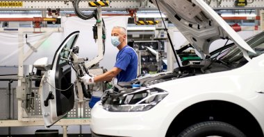 A worker wears a protective mask at the Volkswagen assembly line in Wolfsburg, Germany, April 27, 2020. (Reuters Photo)