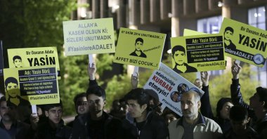 People carry placards calling for justice for victims of riots, outside a courthouse, in the capital Ankara, Turkey, April 25, 2017. (AA PHOTO)