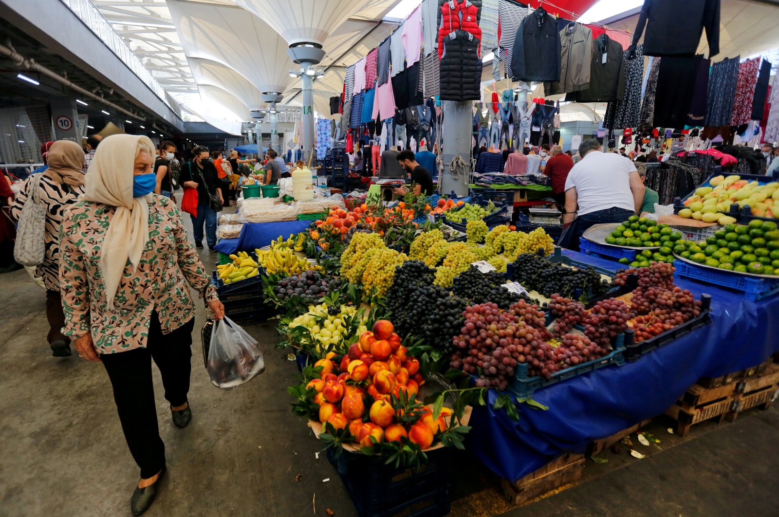 People shop at a local market, amid the coronavirus disease (COVID-19) outbreak, in Istanbul, Turkey, Sept. 14, 2021. (Reuters Photo)