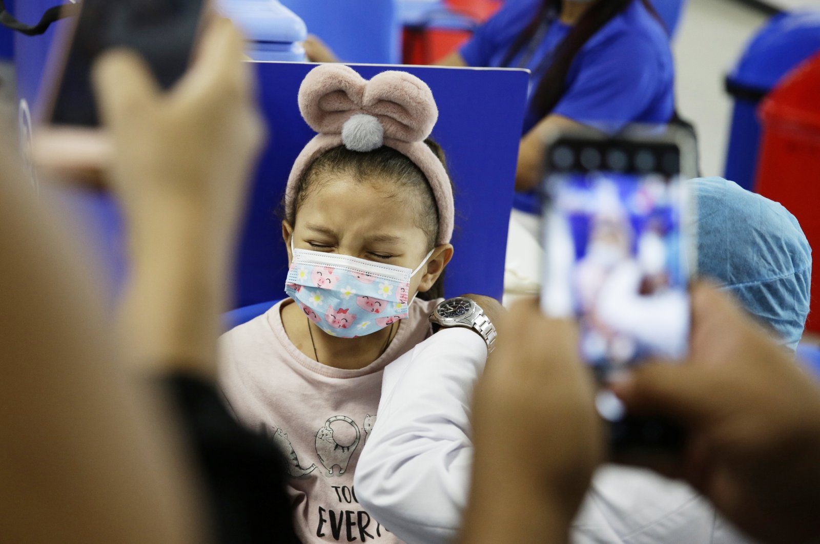 A child reacts as he receives the first dose of vaccine against COVID-19, at the vaccination center of Hospital El Salvador, in San Salvador, El Salvador, Sept. 22, 2021. (EPA Photo)