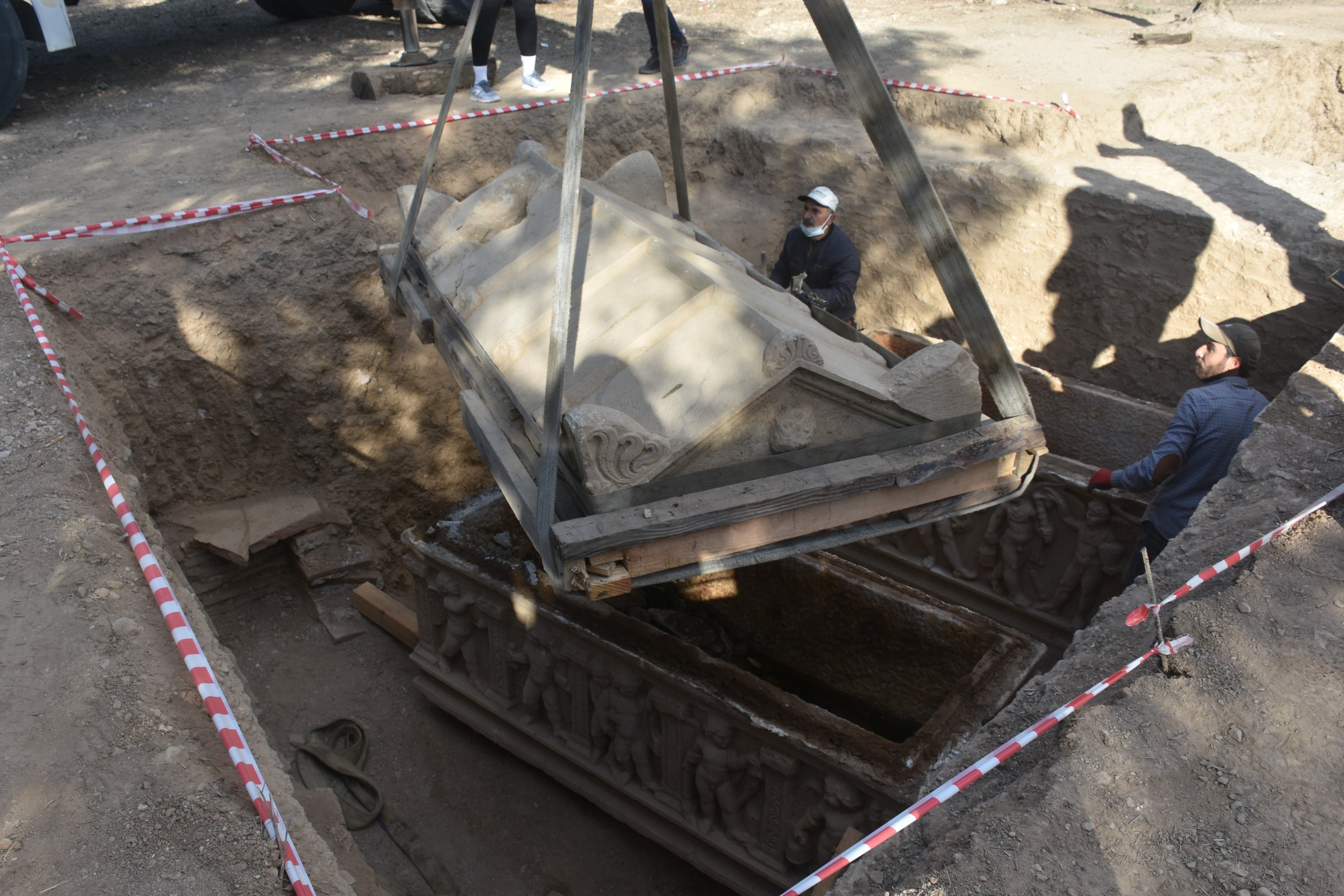 Archaeologists unearth a sarcophagus in Hisardere Necropolis, Iznik, Bursa, northwestern Turkey, Oct. 5, 2021. (IHA Photo)