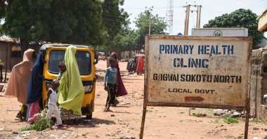 Mothers arrive at a primary health clinic, Glgwai Sokoto North in northwest Nigeria, on Sept. 21, 2021. (AFP Photo)