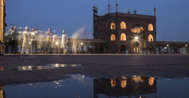 Muslim devotees point towards the sky while trying to locate the moon the night before the holy month of Ramadan is observed in Jama Masjid in the old quarters of Delhi, in New Delhi, India, April 13, 2021. (Photo by Getty Images)