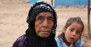 Sabha al-Aswad, an 85-year-old Syrian refugee woman, poses with her granddaughter, in Şanlıurfa, southeastern Turkey, May 6, 2017. (AA PHOTO)