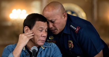 Then National Police Director-General Ronald dela Rosa (R) speaks to Philippine President Rodrigo Duterte during a press conference at the Malacanang Palace in Manila, the Philippines, Jan. 30, 2017. (AFP Photo)