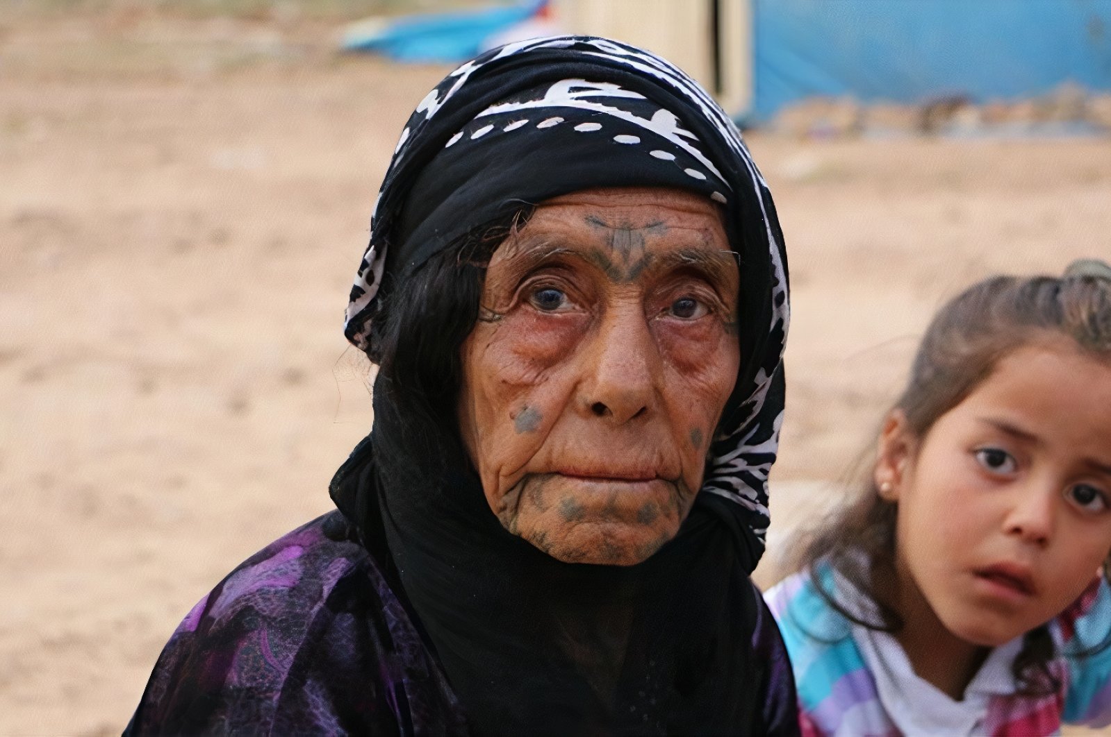Sabha al-Aswad, an 85-year-old Syrian refugee woman, poses with her granddaughter, in Şanlıurfa, southeastern Turkey, May 6, 2017. (AA PHOTO)