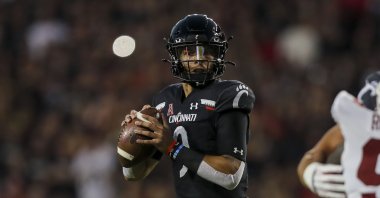 Cincinnati Bearcats quarterback Desmond Ridder (9) drops to throw a pass against the Temple Owls in the first half at Nippert Stadium, Cincinnati, Ohio, U.S., Oct. 8, 2021. (Katie Stratman-USA TODAY Sports via Reuters)