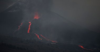 The Cumbre Vieja volcano, pictured from Los Llanos de Aridane, spews lava, ash and smoke on the Canary Island of La Palma, Spain, Oct. 9, 2021. (AFP Photo)