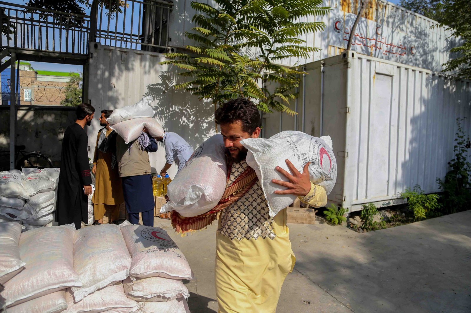 Internally displaced persons receive food aid distributed by the Red Crescent in Kabul, Afghanistan, Sept. 20, 2021. (EPA Photo)