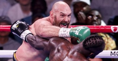 Britain's Tyson Fury (L) in action against U.S. boxer Deontay Wilder during their 12 rounds WBC heavyweight world championship title fight in Las Vegas, Nevada, U.S., Oct. 9, 2021. (EPA Photo)