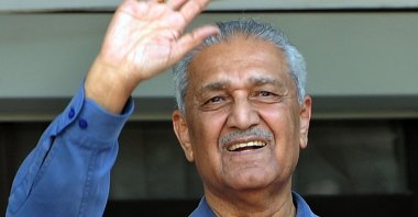 Pakistani nuclear scientist Abdul Qadeer Khan gesturing after a court verdict in Islamabad, Pakistan, Feb. 6, 2009. (AFP Photo )