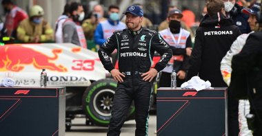 Winner Mercedes' Finnish driver Valtteri Bottas waits in the parc ferme after the Formula One Grand Prix of Turkey at the Intercity Istanbul Park in Istanbul, Turkey, Oct. 10, 2021. (AFP Photo)