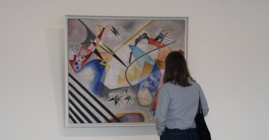  A visitor examines a work by Russian artist Wassily Kandinsky at New York's Guggenheim museum. (DPA Photo) 