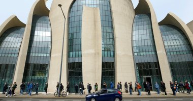 People line up in front of the Central Mosque in the Ehrenfeld suburb, as they wait for a COVID-19 vaccination, amid the coronavirus pandemic, in Cologne, Germany, May 8, 2021. (Reuters Photo)