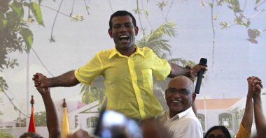 Ousted Maldivian President Mohamed Nasheed is carried by his supporters during the Maldivian Democratic Party's meeting in Male, Feb. 8, 2012.   (REUTERS)