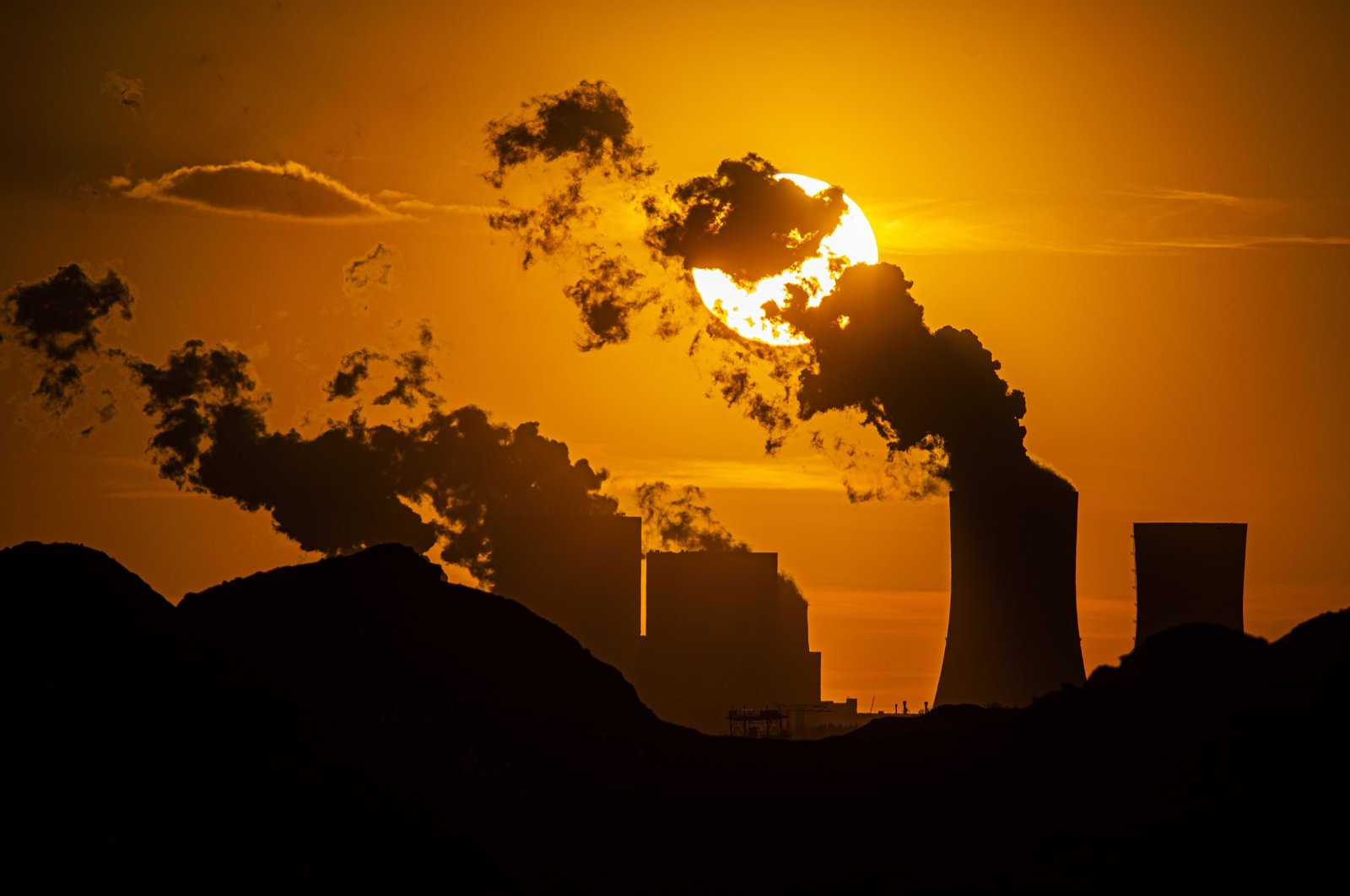 The sun sets behind a coal-fired power station Boxberg and the open-face mine Reichwalde, in Hammerstadt, Germany, April 9, 2020. (Getty Images)