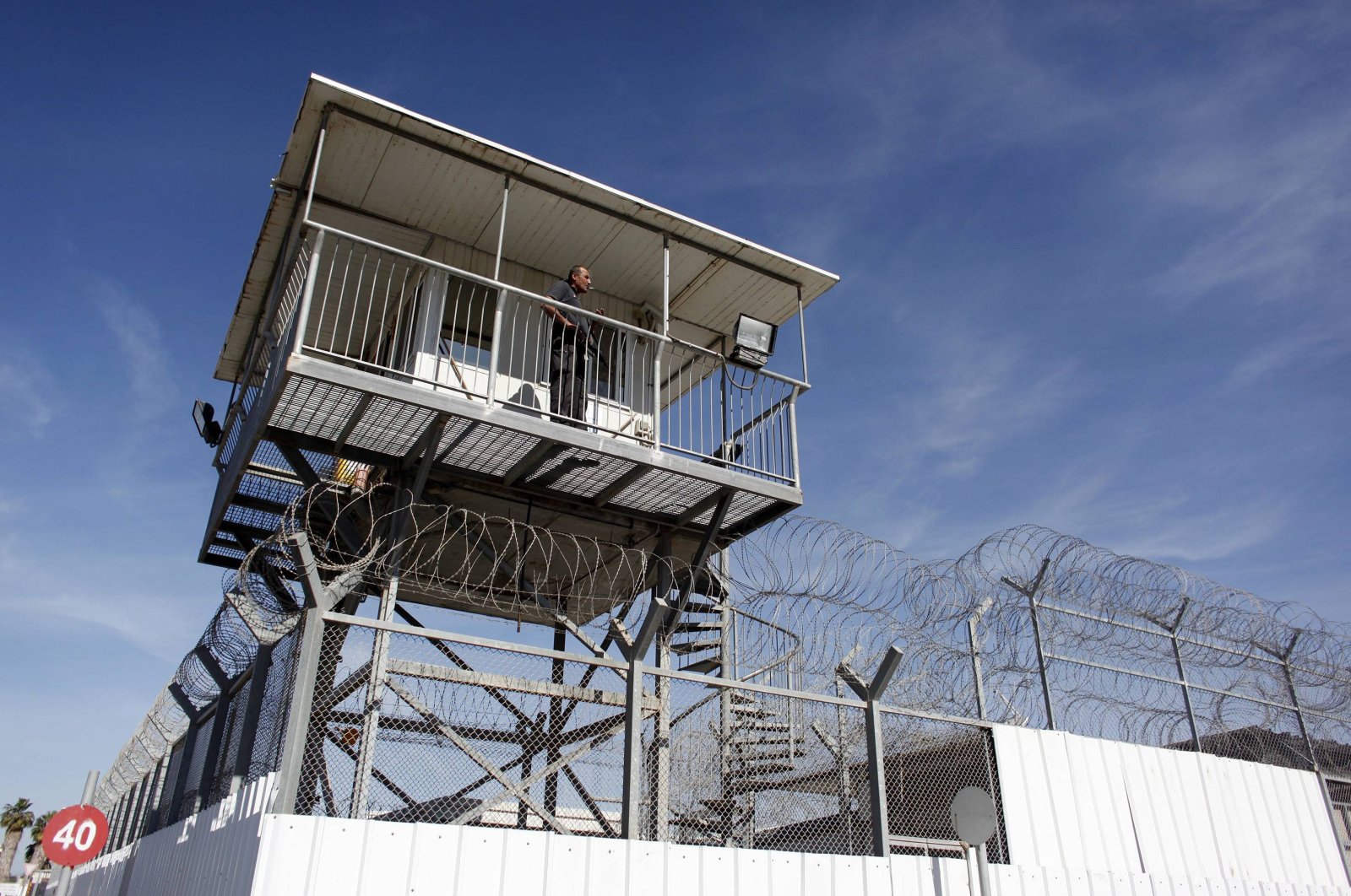 An Israeli prison guard keeps watch from a tower at Ayalon prison in Ramle near Tel Aviv, Israel, Feb. 13, 2013. (Reuters Photo)