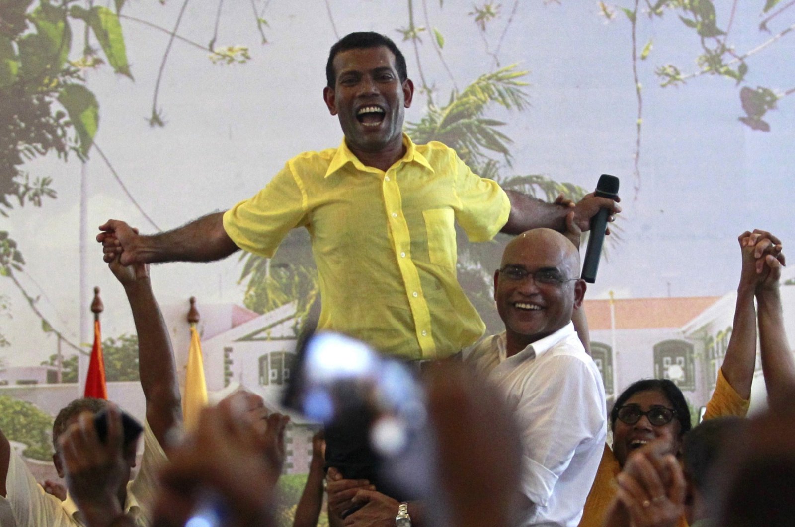 Ousted Maldivian President Mohamed Nasheed is carried by his supporters during the Maldivian Democratic Party's meeting in Male, Feb. 8, 2012.   (REUTERS)